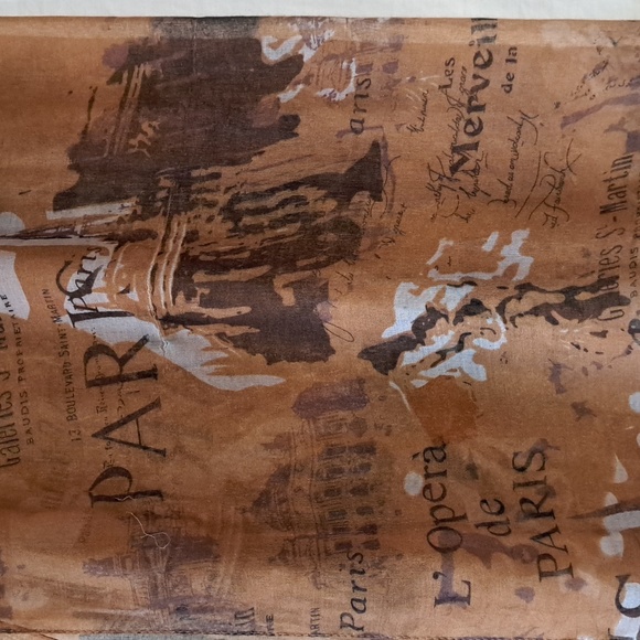 Large, lightweight scarf - Picture 2 of 3